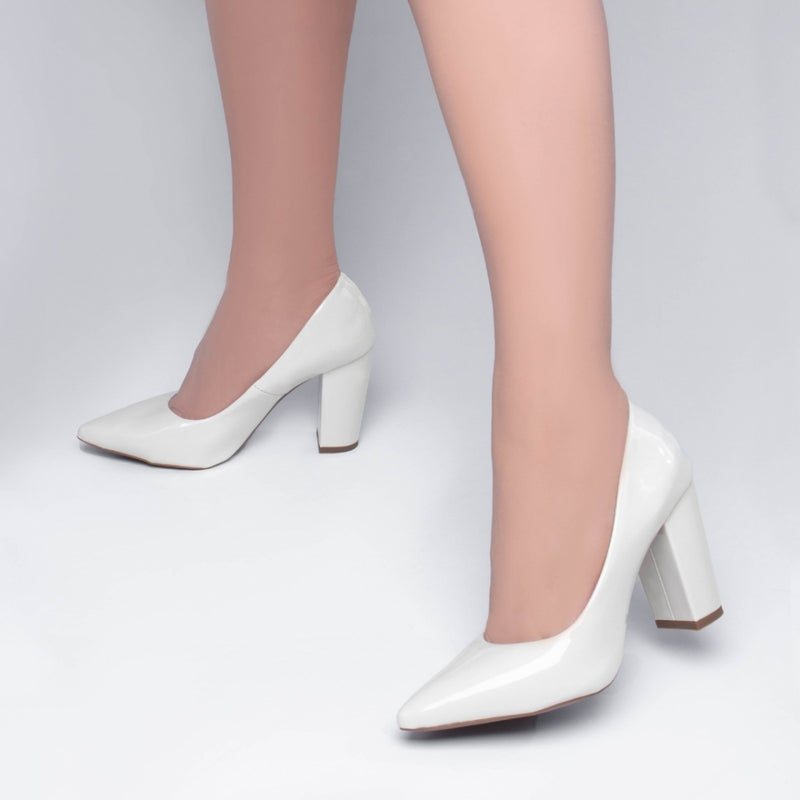 Scarpin Off White Bico Fino Salto Grosso 8,5 (2025-00C)